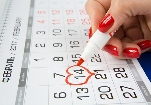 3500一个月做18天怎么算工资(不满勤月工资除以30还是26)