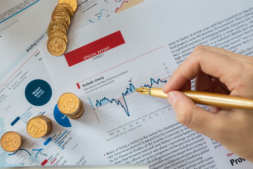 投资十万一年赚多少才不会亏本(正常投资10万一年赚多少)