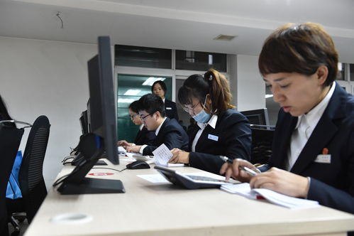银行柜员多给客户200钱了(银行柜员多给钱,储户不归还可以报警吗)