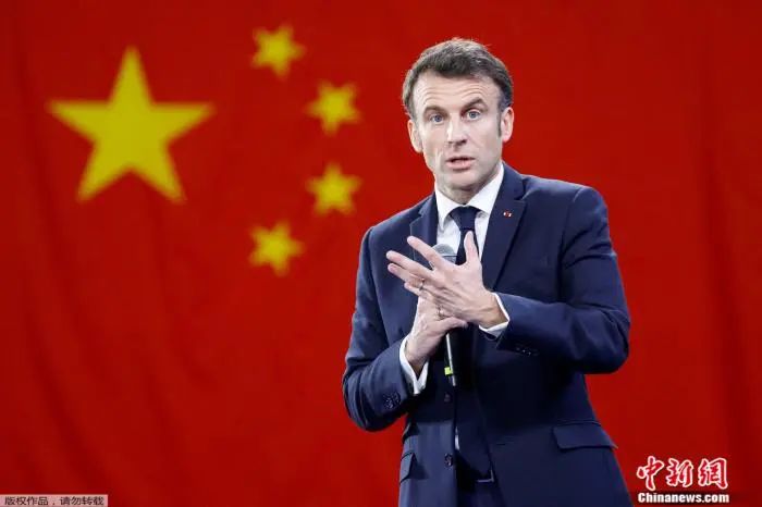 访华回国飞机上，马克龙称不愿再做美国“跟班”