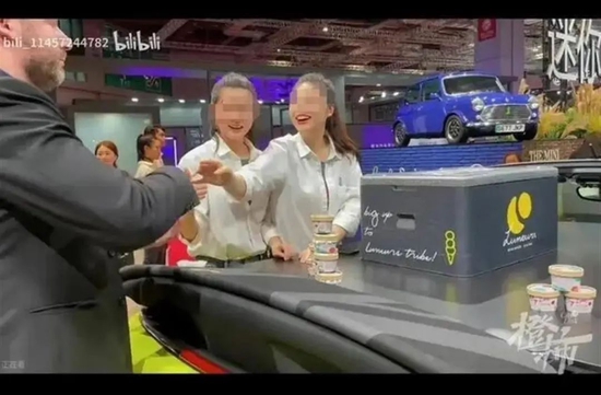 胡锡进：宝马MINI展台的中国员工，为何要优先给外国人冰淇淋吃？