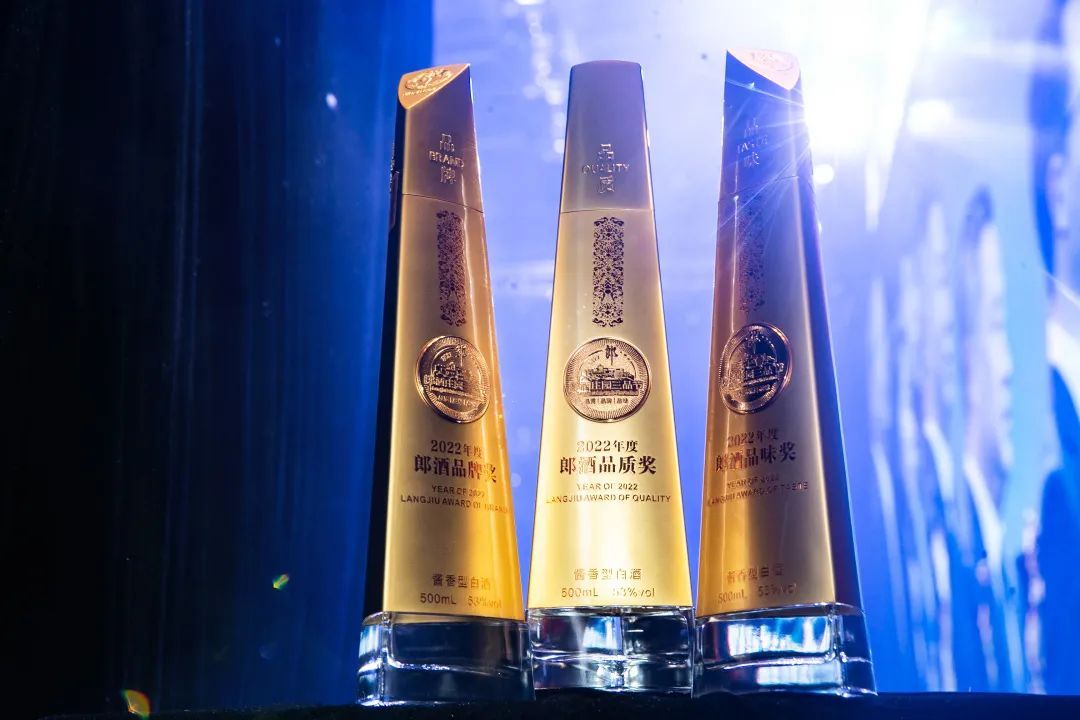 中国设计打动世界，郎酒荣膺两项国际大奖