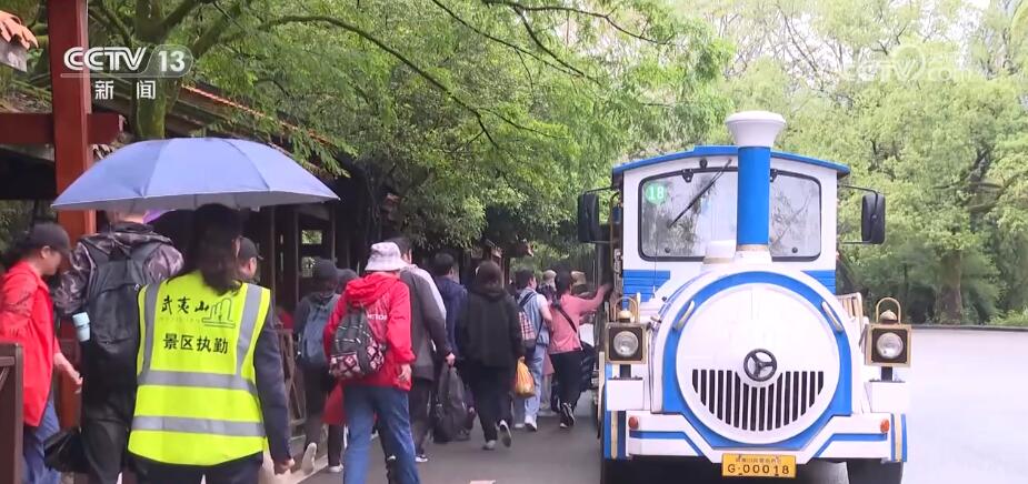 各式文旅“大礼包”助力假期畅玩 多地旅游市场迎来客流高峰