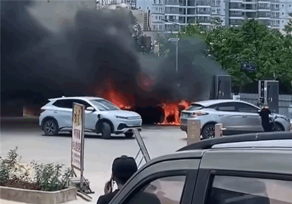 隔壁电动车充电时起火 比亚迪车主“冒火救车”