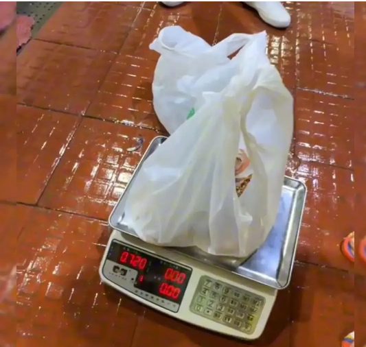 海鲜店缺斤短两！三亚通报：涉事商户清退出场，罚款30万元！