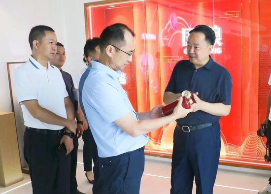 遵义市委常委、仁怀市委书记芦忠于率考察组到川酒集团考察交流